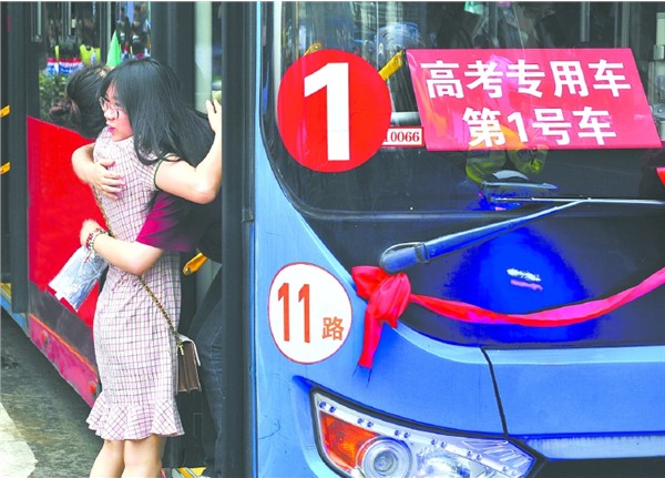 104台公交车护送6000余名考生